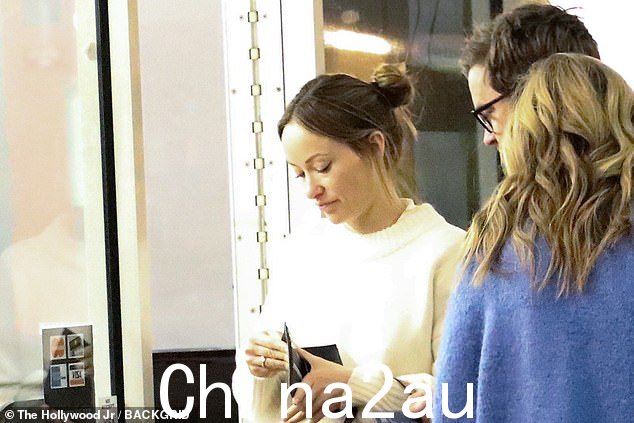 晚餐时间:这位38岁的女演员穿着毛衣搭配牛仔裤剪裁出休闲身材,再配上一个棕色手提包