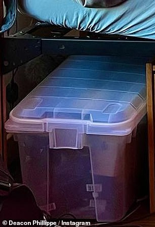 零食桶?可以看到一个塑料储物容器,看起来已经塞满了
