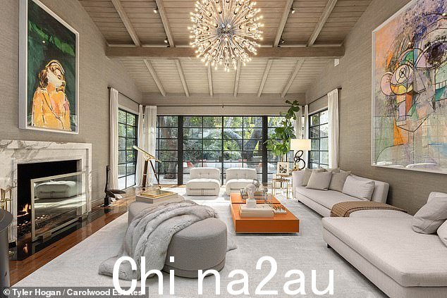 这个巨大的开放空间带有一个用大理石包裹的大壁炉