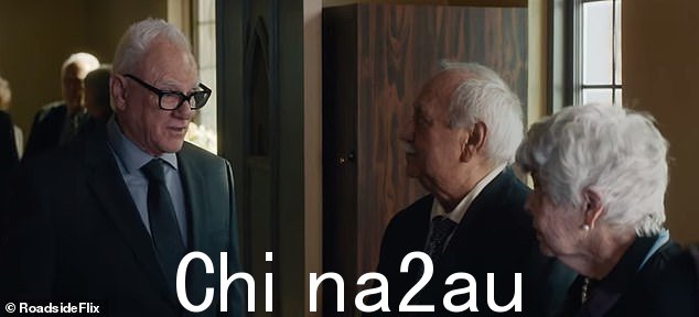 '你为什么带着那把刀?'一个名叫拉尔夫 (Richard Roundtree) 的男人问她