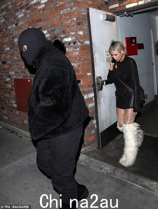 走出去:Kanye West 在周二与他的新“妻子”Bianca Censori 度过了一个愉快的夜晚时遮住了他的脸,据报道他成为了电池调查的嫌疑人