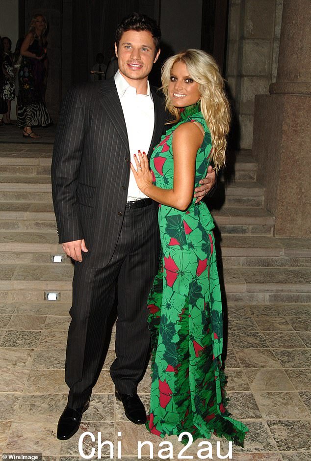 前任:Jessica 和 Nick Lachey 于 2002 年至 2006 年间结婚。他们在与 Jessica 四年的恋情后结婚,据报道,他们在新婚之夜与明星失去了童贞。 2005 年 11 月在一起