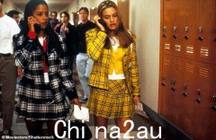 Alicia Silverstone 在 Rakuten 的超级碗广告预告片中重演她在 Clueless 中的角色