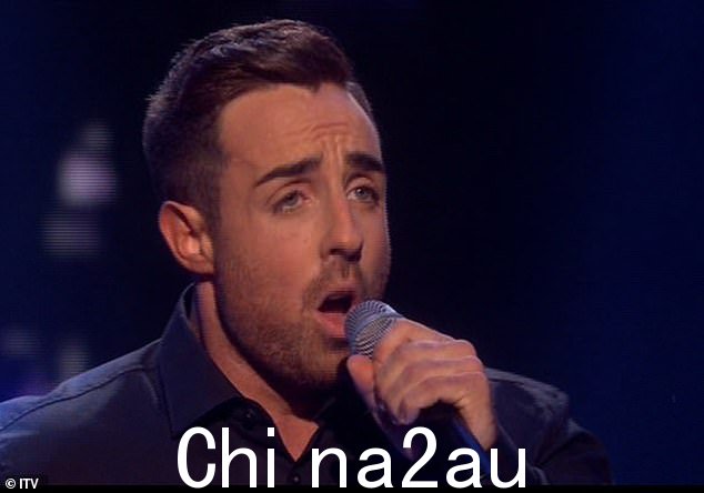 就是他!这是 Stevi Ritchie - 他在 2014 年的 X Factor 系列中获得第六名,并且几乎与他的联合主演 Chloe Jasmine