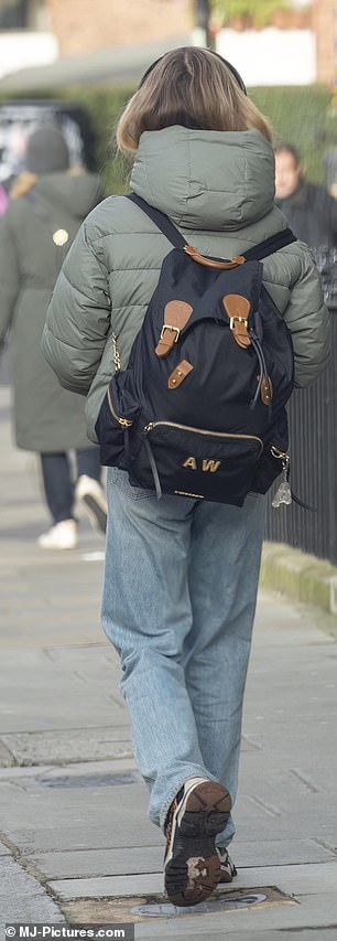 她的 Hunter 羽绒服售价 200 英镑,而她个性化的 Burberry 帆布背包,加上她名字的首字母,大约要 1,000 英镑