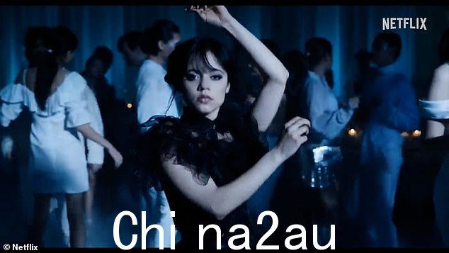 引人注目:这位艺术家随着 Lady Gaga 的《血腥玛丽》起舞——这首歌在 2022 年因 Netflix 系列星期三而大受欢迎——歌曲发行 12 年后