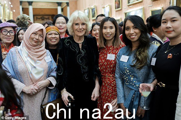 王后在伦敦招待会期间与来自英国东亚和东南亚社区的代表合影