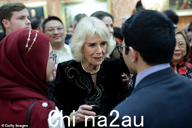 75 岁的卡米拉 (Camilla) 身穿带有绿色细节的黑色连衣裙,搭配醒目的金色项链,看起来毫不费力地优雅