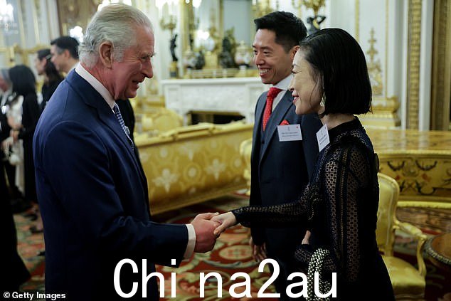 别处,一个喜气洋洋的查尔斯(如图 le ft), 身穿宝蓝色西装,搭配格纹领带和清爽的白衬衫,向客人致意