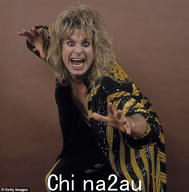 标志性人物:Ozzy 作为先锋摇滚乐队 Black Sabbath 的主唱一举成名,并在全球销售了超过 1 亿张专辑(1996 年拍摄)