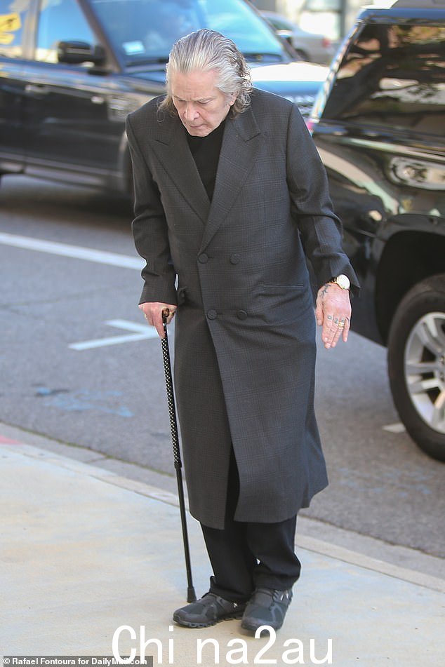 健康之战:Ozzy 宣布退出巡回演出并在脊柱手术康复期间取消所有即将举行的演出后出现