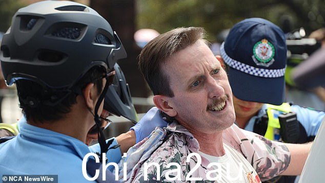 星期四在悉尼乔治·佩尔 (George Pell) 的葬礼外,警察将吹口哨的抗议者拖走的那一刻