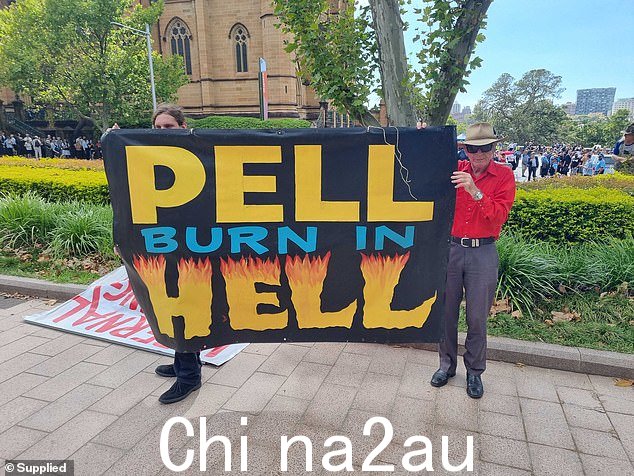 星期四听到抗议者高呼'Pell go to hell'