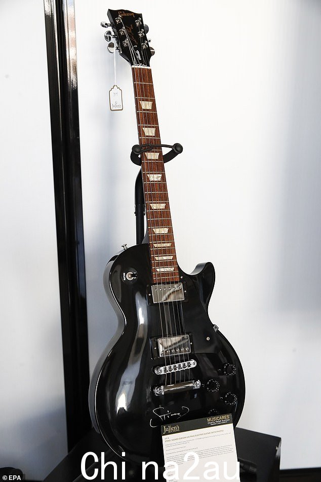 Sting 签名:由 Sting 签名的 Gibson Les Paul 电吉他也正在竞标(估价 2,000-4,000 美元,当前出价:2,500 美元)