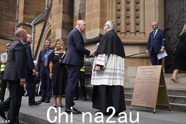 反对党领袖彼得达顿抵达大教堂向乔治佩尔致敬
