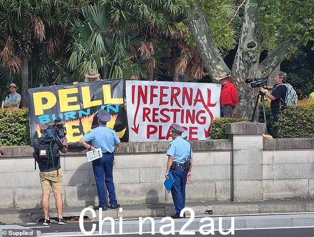 警察设法让抗议者将标牌(如图)移到离大教堂更远的地方