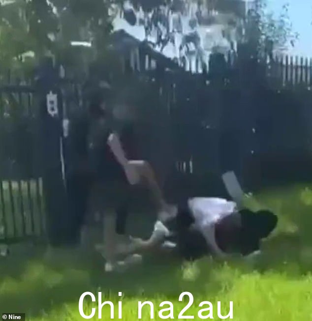 周四,三名青少年在悉尼西南部康德尔高中的地上殴打另一名青少年
