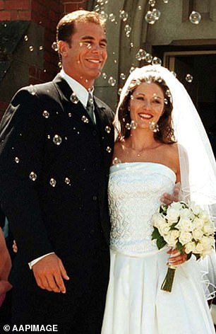 arey 于 2001 年在新南威尔士州与他的长期伴侣 Sally McMahon 结婚(如图),并于 2006 年分手