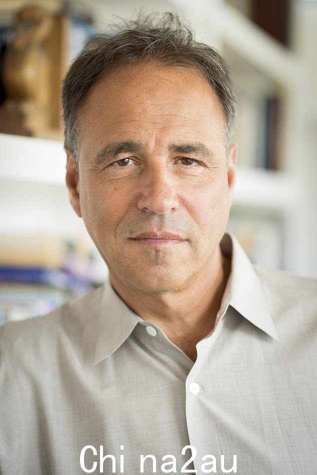 Anthony Horowitz,去年的照片,由于他的出版商的敏感性读者被要求更改他最后的谋杀之谜中的一段