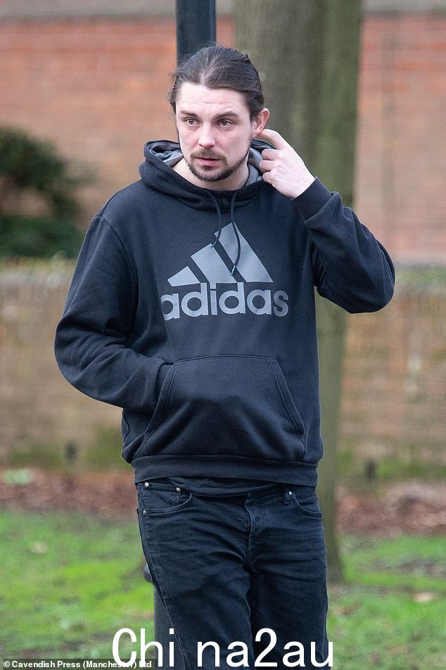 Barbour 先生在柴郡 Warrington 地方法院外合影,他说他听到他的门上有'非常响亮的砰砰声'