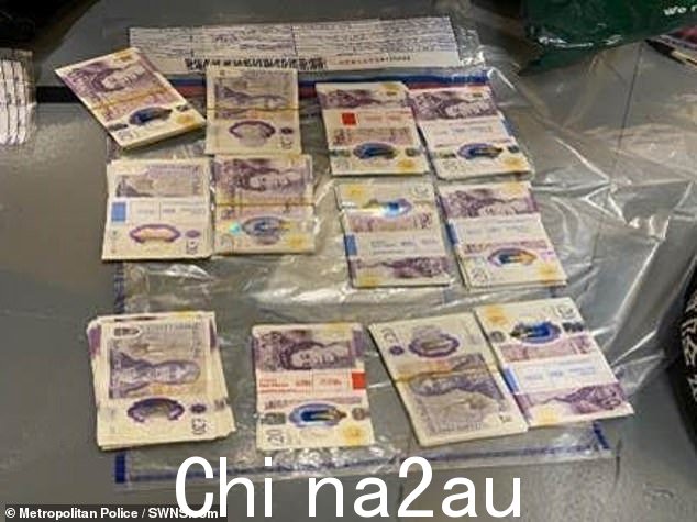 警方还在安全锁定处发现了一大堆现金,在抢劫发生几天后就留在了那里