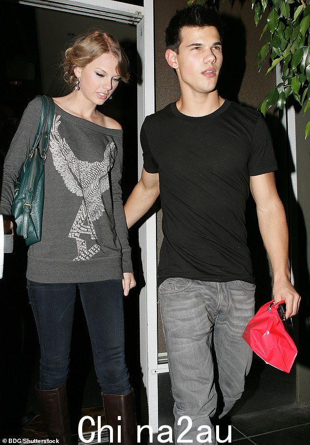 Lautner 在 2009 年 8 月到 12 月期间与 Taylor Swift 有联系。他们于 2009 年 10 月在洛杉矶合影