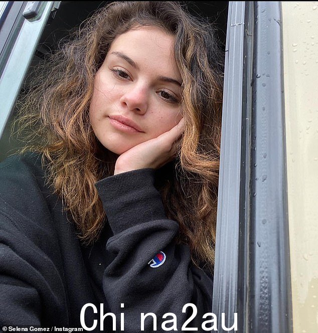 舒适而容光焕发:Selena 摇晃着她自然的卷发和舒适的毛衣,让她裸露的五官散发出自信的光芒