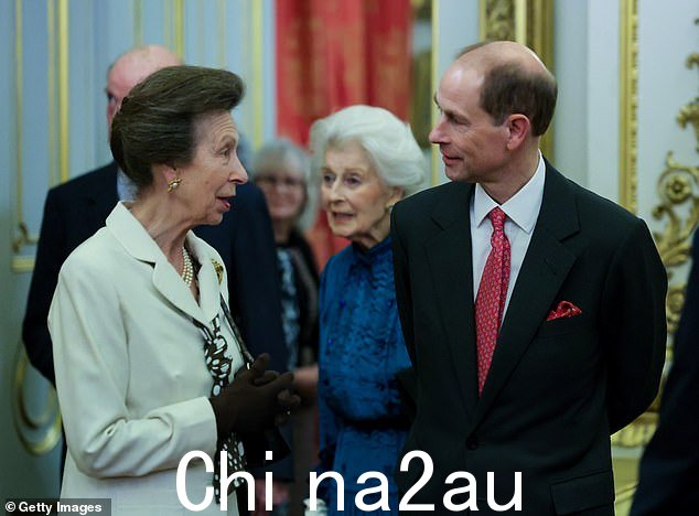 家人:安妮公主和她最小的弟弟爱德华王子也出席了这个场合,盛装打扮