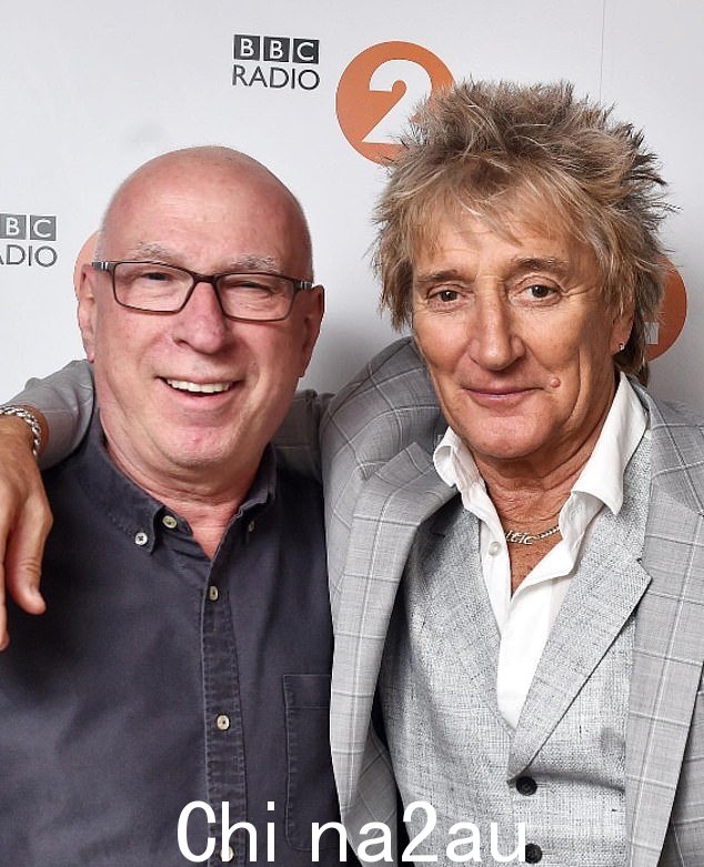 Ken Bruce(与他的好朋友 Rod Stewart 合影)在 45 年后离开 BBC,退出 Radio 2 转而使用 Greatest Hits Radio