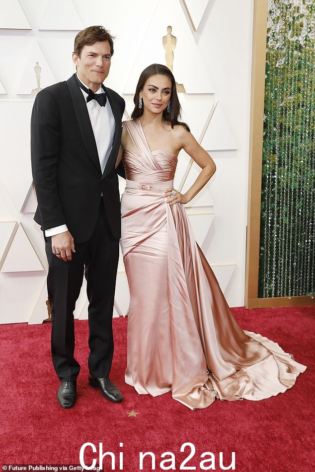 夫妇:阿什顿·库彻 (Ashton Kutcher) 透露他的妻子米拉·库妮丝 (Mila Kunis) 拒绝让他拒绝出演续集系列剧《90 年代秀》(2022 年拍摄)中的一个角色