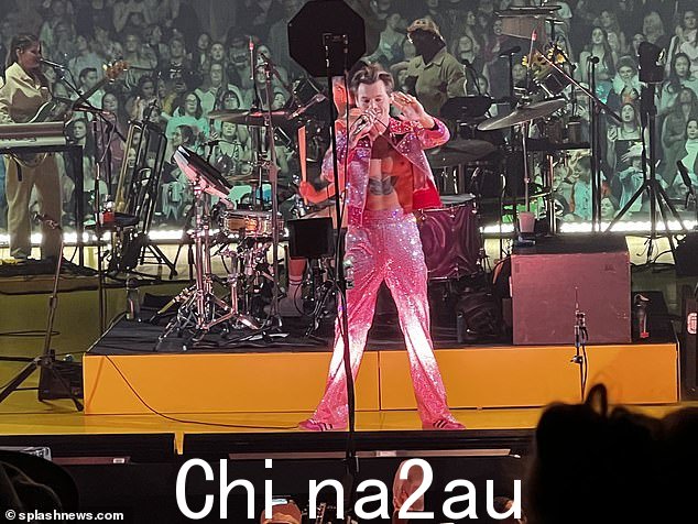 玩得开心:当他表演他所有最热门的歌曲时,他在人群中工作,当他宣布实际上是他的生日时让人群疯狂