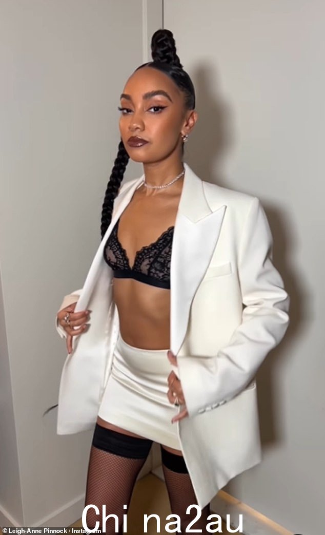 穿着令人印象深刻:这位 31 岁的 Little Mix 歌手在引人注目的数字中转过头,搭配清爽的白色西装外套和配套的迷你裙