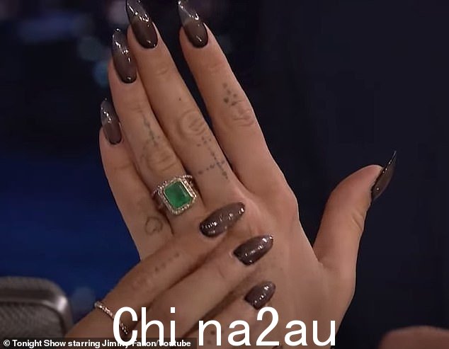 Bling:这位 32 岁的歌手在承认自己挑选了闪亮的祖母绿订婚戒指和精致的黄金婚戒后,自豪地闪耀着光芒