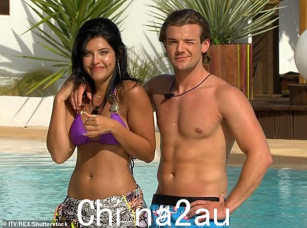 夫妻:Cara,32 岁,Nathan,30 岁,恋爱后的生活并不正常岛,但他们确实让他们的浪漫工作