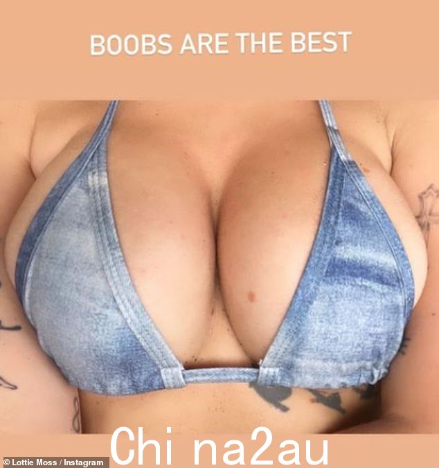 丰满:她在她的故事中摆姿势时看起来很棒,一边和她的朋友一起喝酒,然后在另一张照片中关闭了她的乳沟