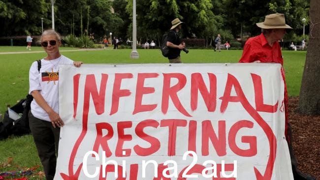 抗议者在悉尼圣玛丽大教堂对面的海德公园为已故有争议的红衣主教乔治佩尔举行安魂曲弥撒。图片：NCA NewsWire / Damian Shaw