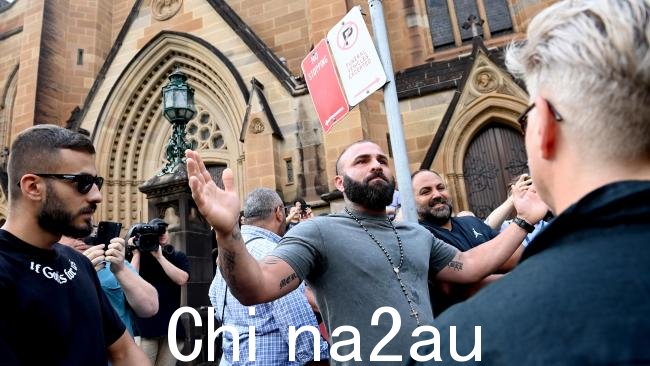一名男子在圣乔治佩尔红衣主教礼拜仪式上与抗议者对峙后被警察驱散悉尼圣玛丽大教堂举行安魂曲弥撒和私人葬礼。图片来源：NCA NewsWire / Jeremy Piper