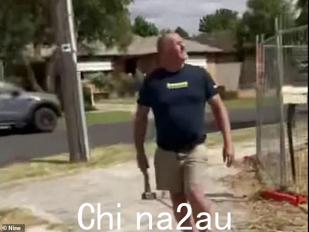 愤怒的建筑师 Padoin 先生,无助地看着与他一起工作的瓷砖工人撕毁他的作品