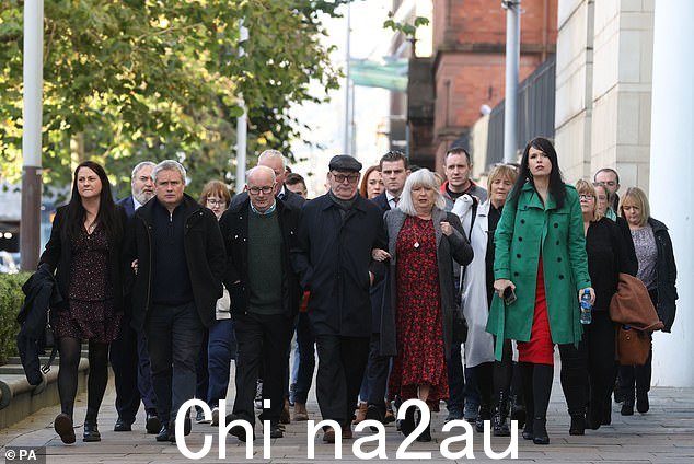 Aidan McAnespie 的家人及其支持者在 11 月的有罪判决之前抵达贝尔法斯特的拉甘赛德法院