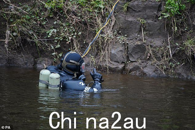 当河岸上的同事准备把她拖上斜坡时,潜水员向他们做手势