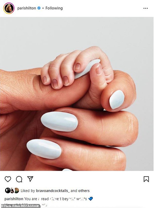 41 岁的巴黎在 Instagram 上分享了他们的男婴的消息,分享了一张她抓着婴儿手的照片