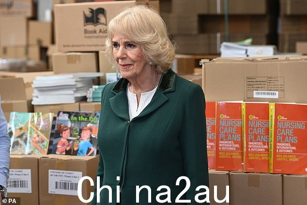 国王的妻子更多地了解了这些书籍的慈善机构如何运作以及它如何采购他们发送给世界各地社区的材料