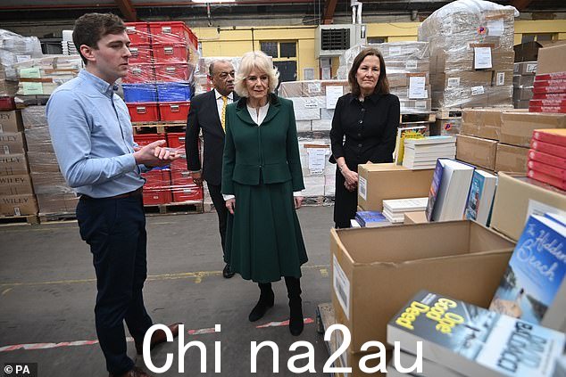 Queen Consort Camilla,75 岁,今天早上前往伦敦的 Book Aid International,在那里她会见了工作人员并进一步了解了他们的使命
