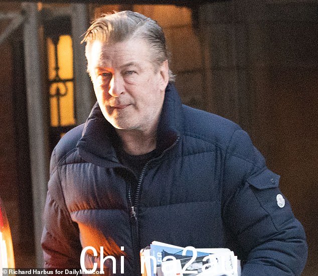 Alec Baldwin(周四早上在他家门外拍摄的照片)将于 2 月 24 日首次出庭,面临过失杀人指控