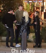 艾玛·罗伯茨 (Emma Roberts) 和男友科迪·约翰 (Cody John) 与阿什莉·本森 (Ashley Benson) 一起在洛杉矶餐厅外打成一片