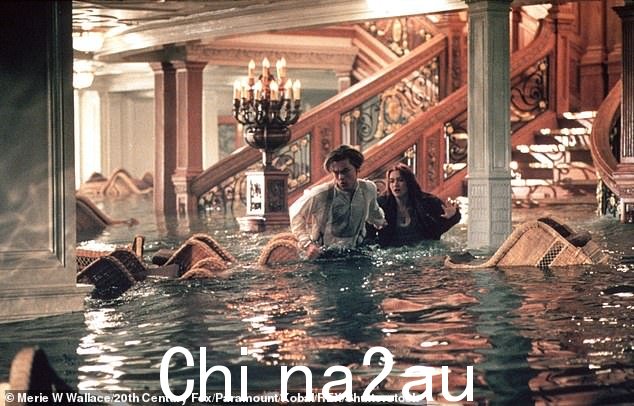在 1997 年的电影中,杰克和罗斯经历一场又一场的战斗,在沉没的船上涉水,然后坠入大海。这部出色的电影获得了 11 项奥斯卡金像奖,是历史上第一部达到十亿美元大关的电影