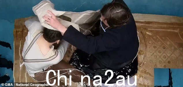 场景四:在最后一个场景中,杰克和罗斯都在废墟之上,罗斯将她的救生衣递给杰克让他保暖。卡梅伦承认杰克在这个场景中“可能还活着” - 但他宁愿不要危及他一生的挚爱