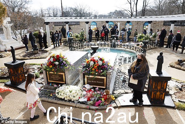 1 月 22 日,粉丝们参观了 Lisa Marie Presley 的坟墓和 Graceland 冥想池,在她十天前去世后