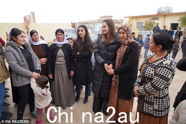 在工作中:史密斯夫妇女演员在担任联合国难民署特使期间与当地人交谈