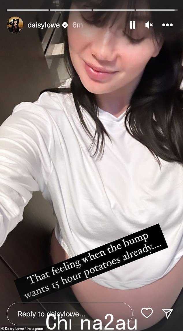 太甜了!周四,怀孕的 Daisy Lowe 享受了一些家常菜,同时展示了她不断增长的婴儿肿块,甜蜜地卸了妆